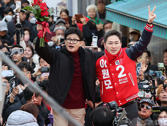 지난 3월8일 한동훈 국민의힘 비상대책위원장이 경기 용인시 용인중앙시장을 방문해 상인간담회 후, 대통령실 인사비서관을 지낸 이원모(오른쪽) 제22대 총선 용인갑 후보과 함께 시민들에게 인사하고 있다.<국민의힘 홈페이지 사진>